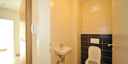 Monteurwohnung - Badezimmer: Gemeinschaftsbad - WC - 90+ Monteurzimmer in Villach, Einzelbetten, Parkplätze, WIFI, Küchen