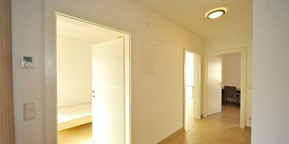 Monteurwohnung - Küche: Gemeinschaftsküche - Flubereich - 90+ Monteurzimmer in Villach, Einzelbetten, Parkplätze, WIFI, Küchen