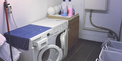 Monteurwohnung - Badezimmer: eigenes Bad - PLZ 97842 (Deutschland) - Für die Benutzung von Waschmaschine + Trockner erheben wir 3€ pro Durchgang. - Stadt- und autobahnnahes Zimmer für Drei