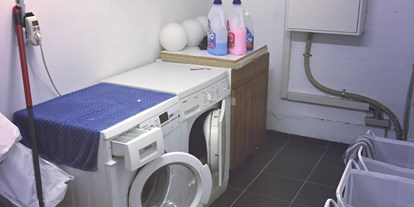 Monteurwohnung - Art der Unterkunft: Gästezimmer - PLZ 97834 (Deutschland) - Für die Benutzung von Waschmaschine + Trockner erheben wir 3€ pro Durchgang. - Stadt- und autobahnnahes Zimmer für Drei