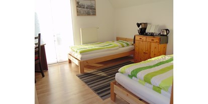 Monteurwohnung - Bettwäsche: Bettwäsche inklusive - Estenfeld - Das Gästezimmer - Stadt- und autobahnnahes Zimmer für Drei