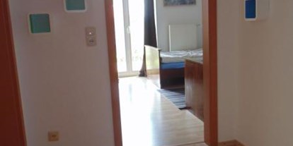 Monteurwohnung - Zimmertyp: Einzelzimmer - Würzburg Versbach - Der Eingang zum Zimmer - Stadt- und autobahnnahes Zimmer für Drei