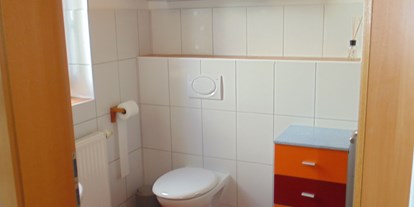 Monteurwohnung - Zimmertyp: Doppelzimmer - Eisingen (Landkreis Würzburg) - Gäste-WC - Stadt- und autobahnnahes Zimmer für Drei