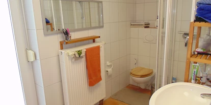 Monteurwohnung - Frühstück - Zellingen - Das große Bad mit gemeinsam genutzter Dusche - Stadt- und autobahnnahes Zimmer für Drei