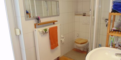 Monteurwohnung - Bettwäsche: Bettwäsche inklusive - PLZ 97268 (Deutschland) - Das große Bad mit gemeinsam genutzter Dusche - Stadt- und autobahnnahes Zimmer für Drei
