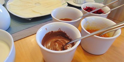 Monteurwohnung - Frühstück - Estenfeld - Frühstück: OPTIONAL! (Siehe Bilder auf Facebook)
6,20€ pro Person und Übernachtung; ab 5:30 Uhr.
Umfang (auch gerne als Take-away)
- je ein aufgebackenes Vollkorn- und Weißbrötchen
- Butter o. Margarine
- eine kleine Auswahl an Wurst- und Käsescheiben
- etwas Marmelade, Honig und Nuss-Nougat-Creme
- 50g selbstgemachtes, kohlenhydratarmes Nussmüsli
- 3,5% Kuh-, oder Sojamilch
- 3,5% Kuh-, oder ungesüßten Sojajoghurt - Stadt- und autobahnnahes Zimmer für Drei