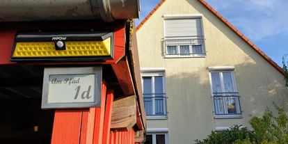 Monteurwohnung - Küche: eigene Küche - PLZ 97842 (Deutschland) - Der rote Carport ist unverkennbar für den Eingangsbereich - Stadt- und autobahnnahes Zimmer für Drei