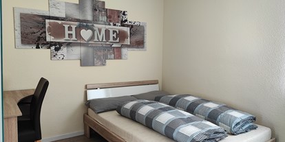 Monteurwohnung - Bettwäsche: Bettwäsche inklusive - Tengen - Doppelbett 140X200 - Ruhiges Ein-Mannzimmer