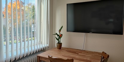 Monteurwohnung - TV - Schwäbische Alb - Fernseher 50 Zoll und Esstisch - Ruhiges Ein-Mannzimmer