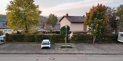 Monteurwohnung - Parkplatz: kostenlose Parkplätze in der Straße - Bad Dürrheim Donaueschingen - Parplatz direktz vor dem Haus - Ruhiges Ein-Mannzimmer