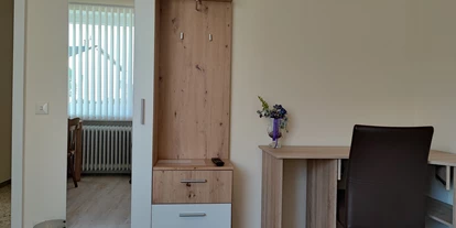 Monteurwohnung - Art der Unterkunft: Gästezimmer - Deutschland - Schreibtisch und Kleiderschrank - Ruhiges Ein-Mannzimmer