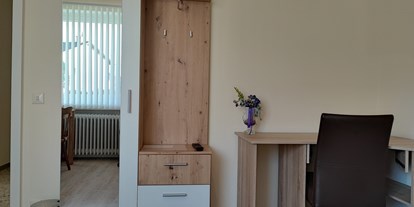 Monteurwohnung - Bettwäsche: Bettwäsche inklusive - Bad Dürrheim Bad Dürrheim - Schreibtisch und Kleiderschrank - Ruhiges Ein-Mannzimmer