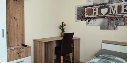 Monteurwohnung - Bettwäsche: Bettwäsche inklusive - Altdorf SH - Schreibtisch und Kleiderschrank - Ruhiges Ein-Mannzimmer