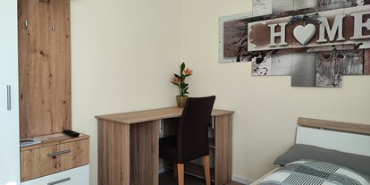 Monteurwohnung - WLAN - Bad Dürrheim Blumberg - Schreibtisch und Kleiderschrank - Ruhiges Ein-Mannzimmer