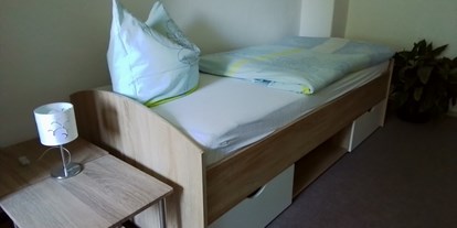 Monteurwohnung - Kühlschrank - Schwepnitz - zweites Schlafzimmer Fewo 2 mit Bett Schrank, Tisch und 2 Stühle. - Burkhard Butterling