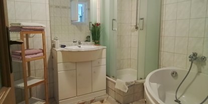Monteurwohnung - Badezimmer: eigenes Bad - Dürrröhrsdorf-Dittersbach - Bad Fewo zwei mit Dusche und Wanne - Burkhard Butterling