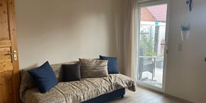 Monteurwohnung - Zimmertyp: Mehrbettzimmer - Bölsdorf - Wohnzimmer mit Schlafsofa  - Ferienwohnung Käthchen 