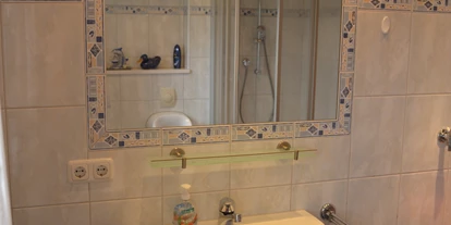 Monteurwohnung - Bettwäsche: Bettwäsche inklusive - Pentenried - Bad mit Dusche und WC - Monteurwohnung Seidl