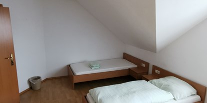 Monteurwohnung - Bettwäsche: Bettwäsche inklusive - Au an der Donau - Doppelzimmer mit Einzelbetten - Monteurzimmer Kronstorf
