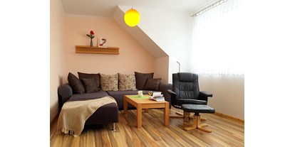 Monteurwohnung - Kühlschrank - PLZ 16918 (Deutschland) - Wohnzimmer mit Schlafsofa (1,70m für 1-2 Personen)  - Haus Ganzlin bei Plau am See
