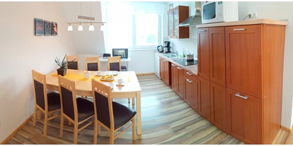Monteurwohnung - Badezimmer: eigenes Bad - Minzow - Offene Küche mit Essplatz für 6 Personen - Haus Ganzlin bei Plau am See