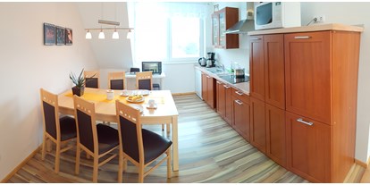 Monteurwohnung - Küche: eigene Küche - Stuer - Offene Küche mit Essplatz für 6 Personen - Haus Ganzlin bei Plau am See