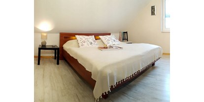 Monteurwohnung - Badezimmer: eigenes Bad - Adamshoffnung - Schlafzimmer mit Doppelbett und Kleiderschrank - Haus Ganzlin bei Plau am See