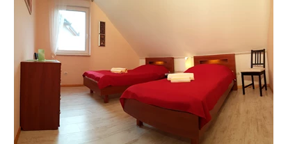 Monteurwohnung - Bütow - Schlafzimmer mit 2 Einzelbetten, Kommode und TV - Haus Ganzlin bei Plau am See