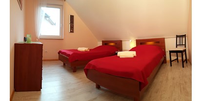 Monteurwohnung - Göhren-Lebbin - Schlafzimmer mit 2 Einzelbetten, Kommode und TV - Haus Ganzlin bei Plau am See