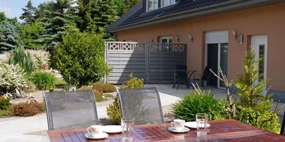 Monteurwohnung - Badezimmer: eigenes Bad - Minzow - Ihre private Terrasse mit Blick auf den schönen Vorgarten und unser Haus. - Haus Ganzlin bei Plau am See