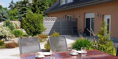 Monteurwohnung - Kühlschrank - PLZ 16918 (Deutschland) - Ihre private Terrasse mit Blick auf den schönen Vorgarten und unser Haus. - Haus Ganzlin bei Plau am See