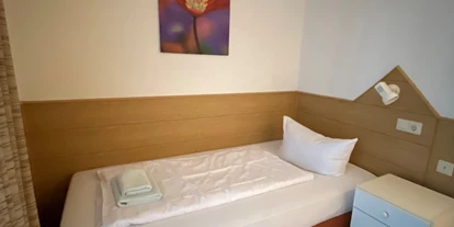 Monteurwohnung - Bettwäsche: Bettwäsche inklusive - Nordrhein-Westfalen - Einzelbett mit Nachttisch - David Fröse
