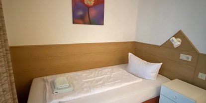 Monteurwohnung - Zimmertyp: Doppelzimmer - PLZ 32676 (Deutschland) - Einzelbett mit Nachttisch - David Fröse