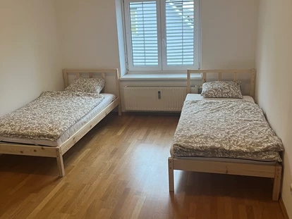 Monteurwohnung - Kühlschrank - PLZ 8301 (Österreich) - Zimmer mit Einzelbetten in der Monteurwohnung in Dobl-Zwaring. - Azra Sinanovic