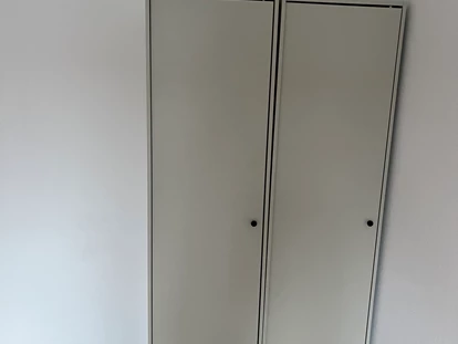 Monteurwohnung - Kühlschrank - PLZ 8301 (Österreich) - Kleiderschrank in der Unterkunft für Arbeiter und Monteure in Dobl-Zwaring. - Azra Sinanovic