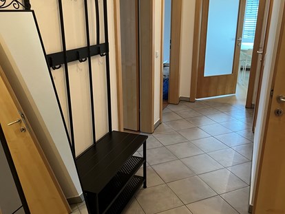 Monteurwohnung - Zimmertyp: Mehrbettzimmer - Zettling - Flur der Monteurwohnung in Dobl-Zwaring. - Azra Sinanovic