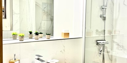 Monteurwohnung - Badezimmer: eigenes Bad - Rosbach vor der Höhe - LikeDaheim Apartments