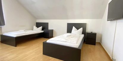 Monteurwohnung - TV - Wackersdorf - Schlafzimmer - (SAD131) Liebevoll eingerichtete Monteurwohnung