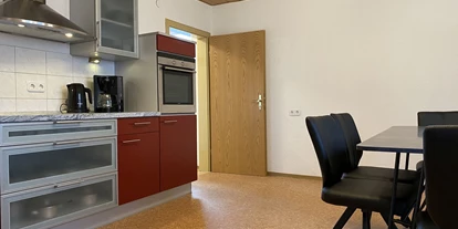 Monteurwohnung - Einzelbetten - PLZ 92245 (Deutschland) - Küche, Essbereich - (SAD141) Helle Monteurwohnung mit Balkon 