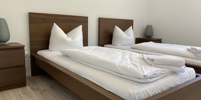 Monteurwohnung - Bettwäsche: Bettwäsche inklusive - Stulln - Schlafzimmer - Moderne Monteurwohnung mit Balkon (SAD151)
