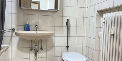 Monteurwohnung - Küche: eigene Küche - PLZ 92442 (Deutschland) - Badezimmer - Gut geschnittene Monteurwohnung mit Balkon (SAD161)