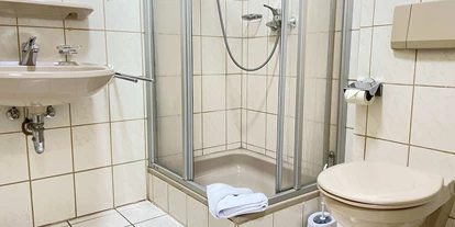 Monteurwohnung - Bettwäsche: Bettwäsche inklusive - Schwandorf Richt - Badezimmer - Monteurappartement in super Lage / Monteurunterkunft (SAD171)