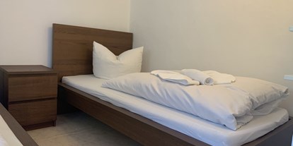 Monteurwohnung - Bettwäsche: Bettwäsche inklusive - Zeitlarn - Schlafzimmer - Monteurwohnung / Übergangswohnung (TEU101)