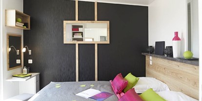 Monteurwohnung - Zimmertyp: Einzelzimmer - Maxhütte-Haidhof - Schlafzimmer - Komfortables Mobilheim am See mit Whirlpool (WA101)