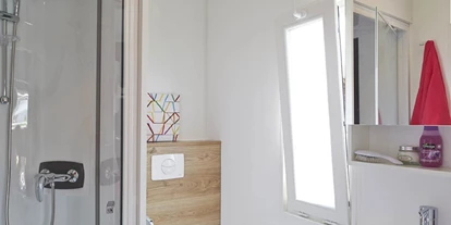 Monteurwohnung - Zimmertyp: Doppelzimmer - Schwandorf - Badezimmer - Komfortables Mobilheim am See mit Whirlpool (WA101)