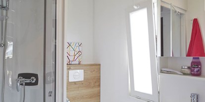 Monteurwohnung - Zimmertyp: Einzelzimmer - Ostbayern - Badezimmer - Komfortables Mobilheim am See mit Whirlpool (WA101)