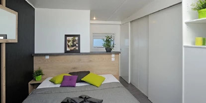 Monteurwohnung - Kühlschrank - Wackersdorf - Zimmeransicht - Modernes Mobilheim mit Fass-Sauna und Whirlpool (WA104)