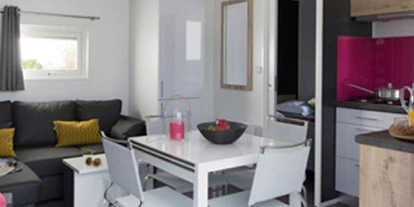 Monteurwohnung - Einzelbetten - Wackersdorf - Essbereich, Wohnbereich - Modernes Mobilheim mit Fass-Sauna und Whirlpool (WA104)