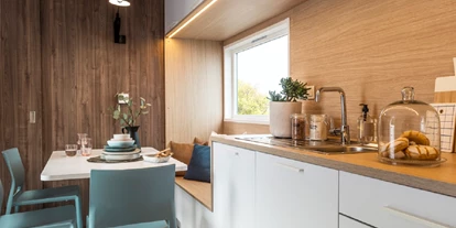 Monteurwohnung - Zimmertyp: Doppelzimmer - Schwandorf - Küche, Essbereich - Hochwertiges Mobilheim am See (WA106)
