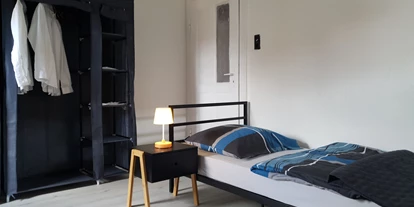 Monteurwohnung - Kühlschrank - PLZ 37075 (Deutschland) - Einzelbett mit Nachttisch - Beata Holz